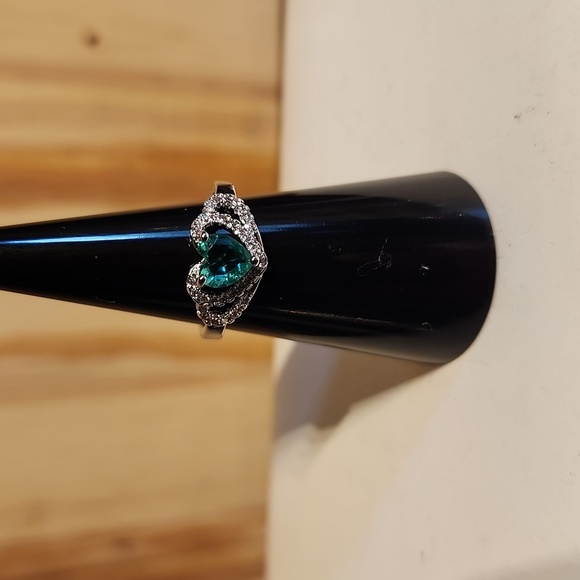 ❤️ GREEN HEART RING - Picture 3 of 6